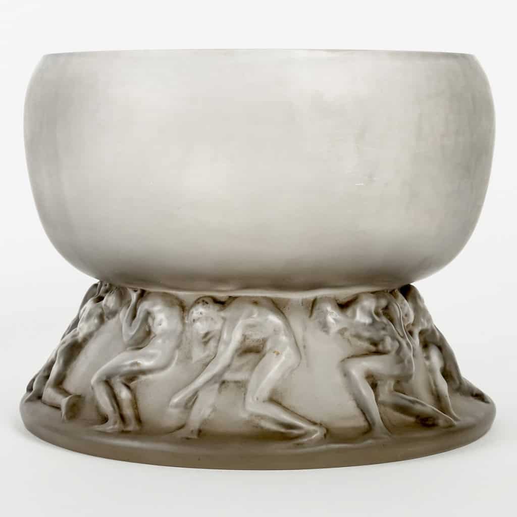 Vase « Lutteurs » verre blanc patiné gris de René LALIQUE | Biron Vase "Lutteurs" verre blanc patiné gris de René LALIQUE