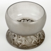 Vase « Lutteurs » verre blanc patiné gris de René LALIQUE | Biron Vase "Lutteurs" verre blanc patiné gris de René LALIQUE