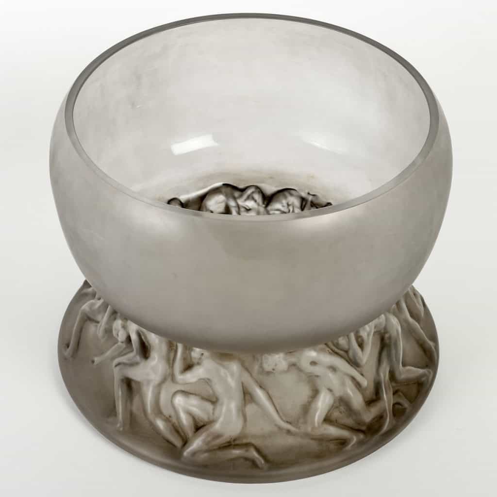 Vase « Lutteurs » verre blanc patiné gris de René LALIQUE | Biron Vase "Lutteurs" verre blanc patiné gris de René LALIQUE