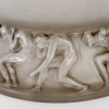 Vase « Lutteurs » verre blanc patiné gris de René LALIQUE | Biron Vase "Lutteurs" verre blanc patiné gris de René LALIQUE