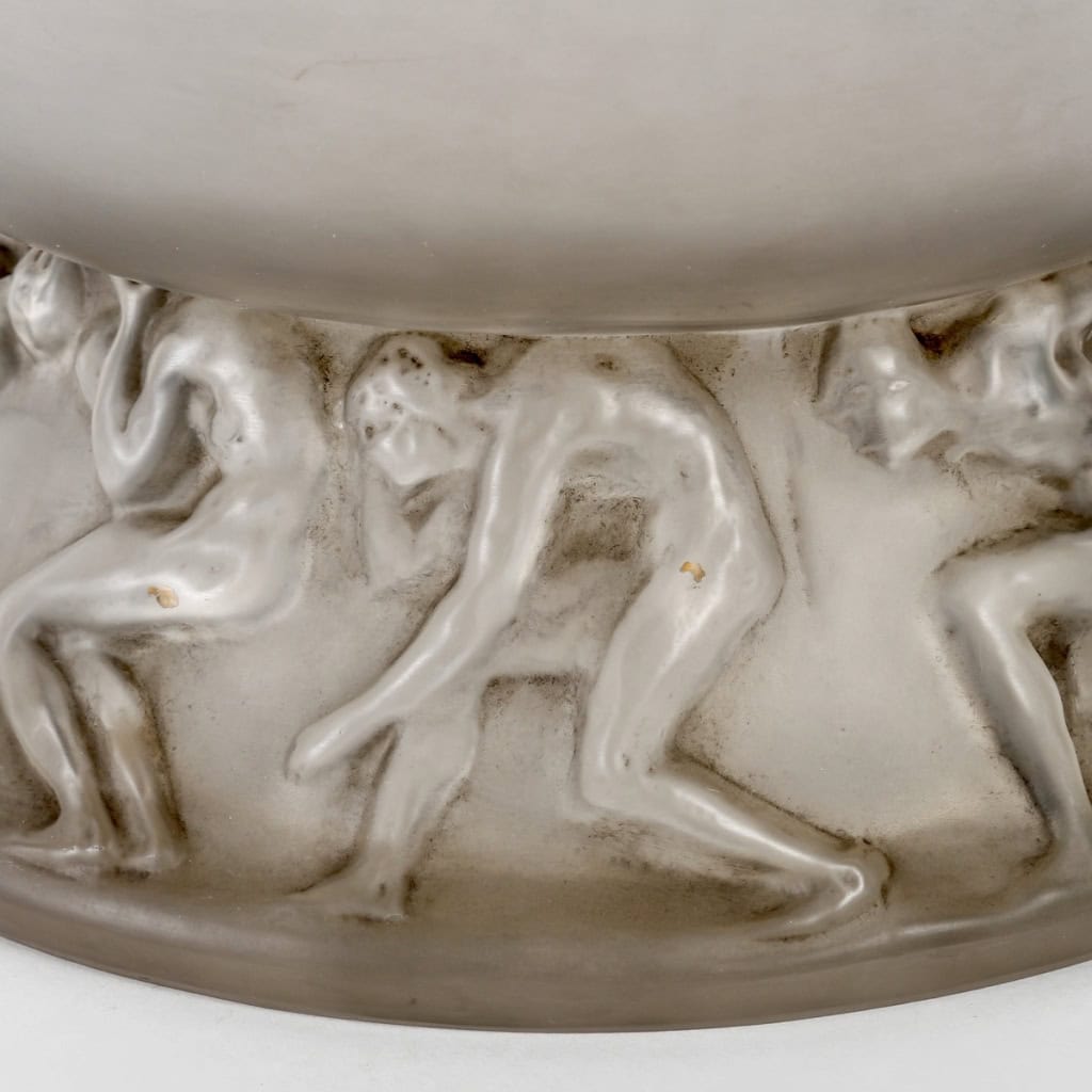 Vase « Lutteurs » verre blanc patiné gris de René LALIQUE | Biron Vase "Lutteurs" verre blanc patiné gris de René LALIQUE