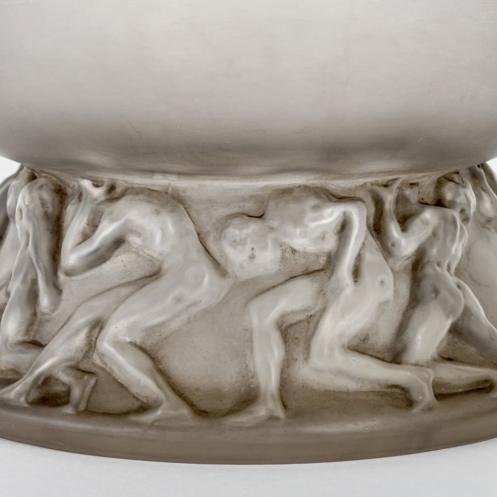 Vase « Lutteurs » verre blanc patiné gris de René LALIQUE | Biron Vase "Lutteurs" verre blanc patiné gris de René LALIQUE