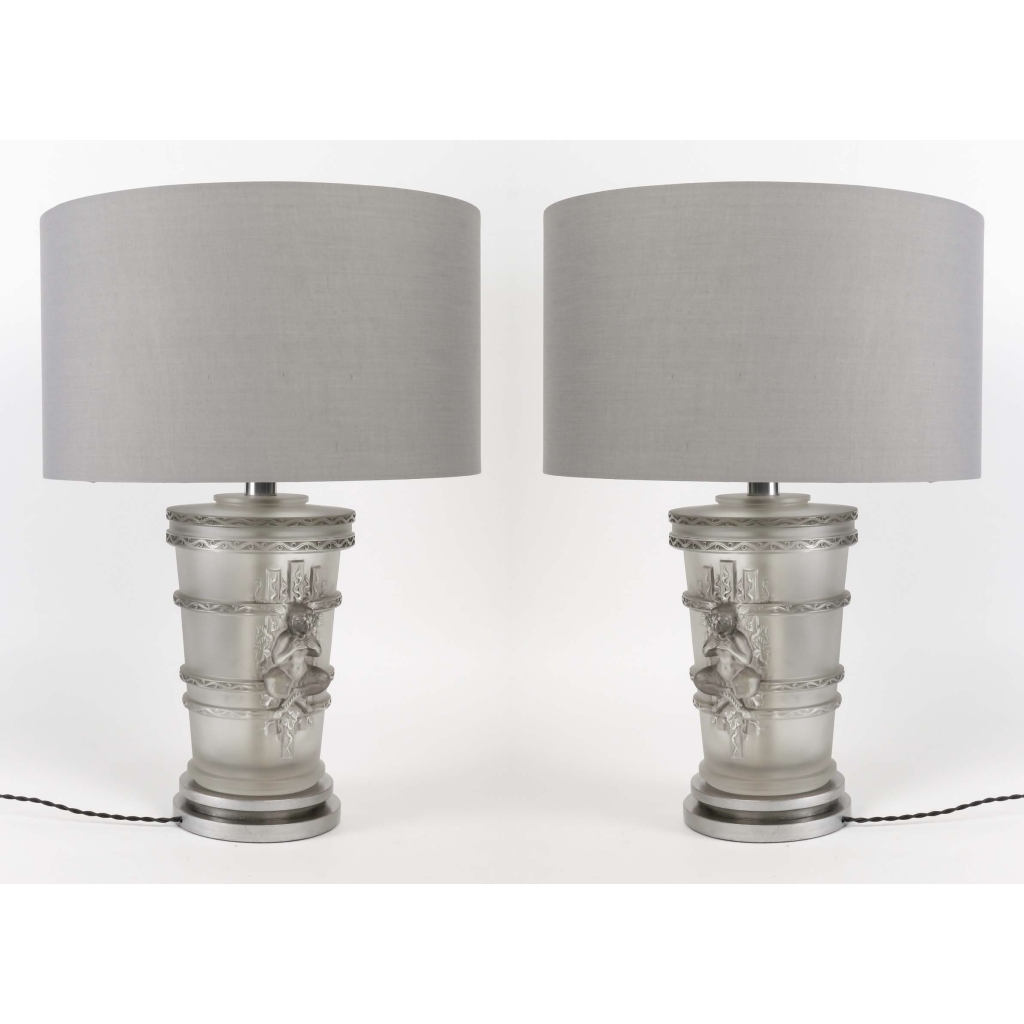 Paire de Lampes « Pan » cristal blanc patiné gris de Marc LALIQUE | Biron Paire de Lampes "Pan" cristal blanc patiné gris de Marc LALIQUE
