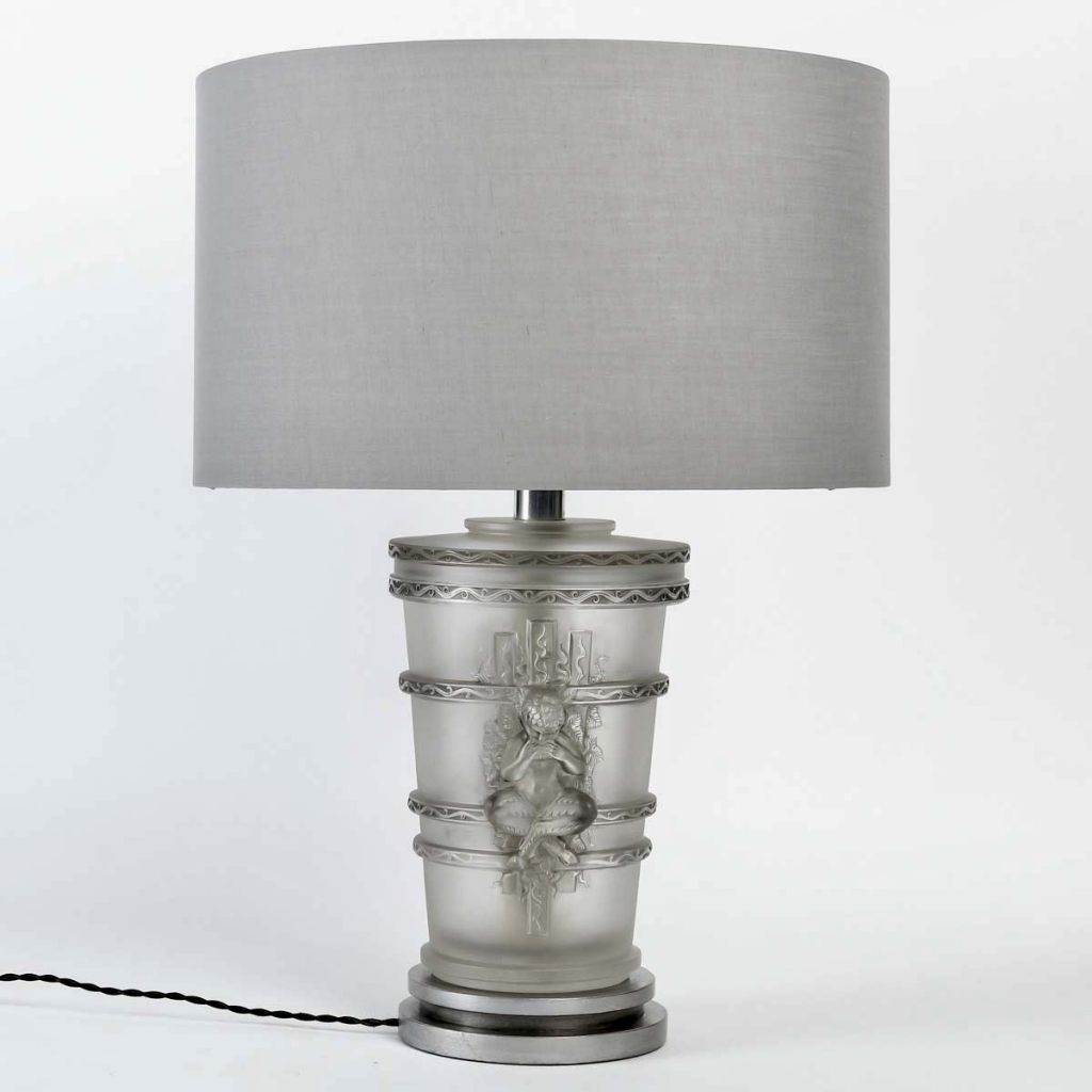 Paire de Lampes « Pan » cristal blanc patiné gris de Marc LALIQUE | Biron Paire de Lampes "Pan" cristal blanc patiné gris de Marc LALIQUE