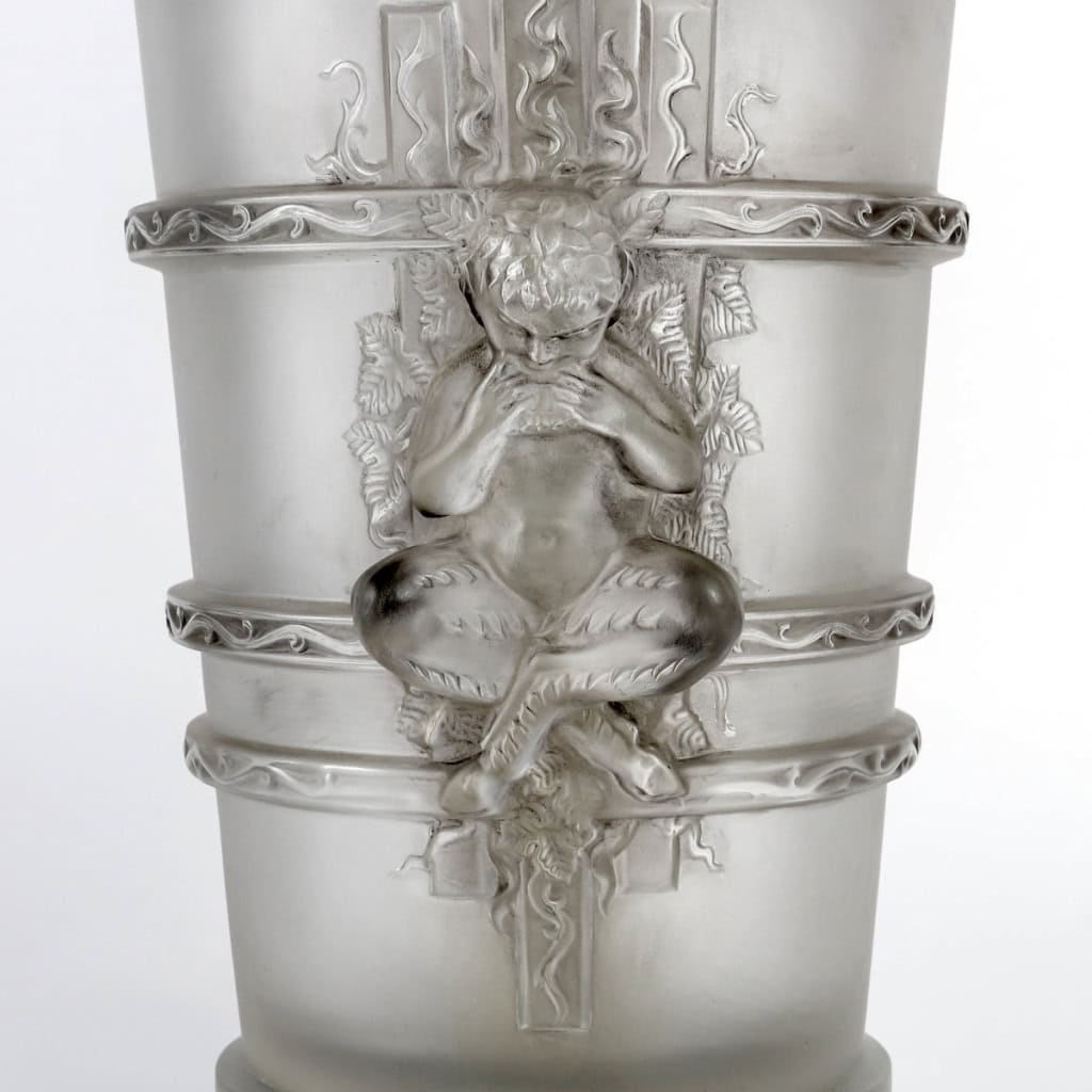 Paire de Lampes « Pan » cristal blanc patiné gris de Marc LALIQUE | Biron Paire de Lampes "Pan" cristal blanc patiné gris de Marc LALIQUE