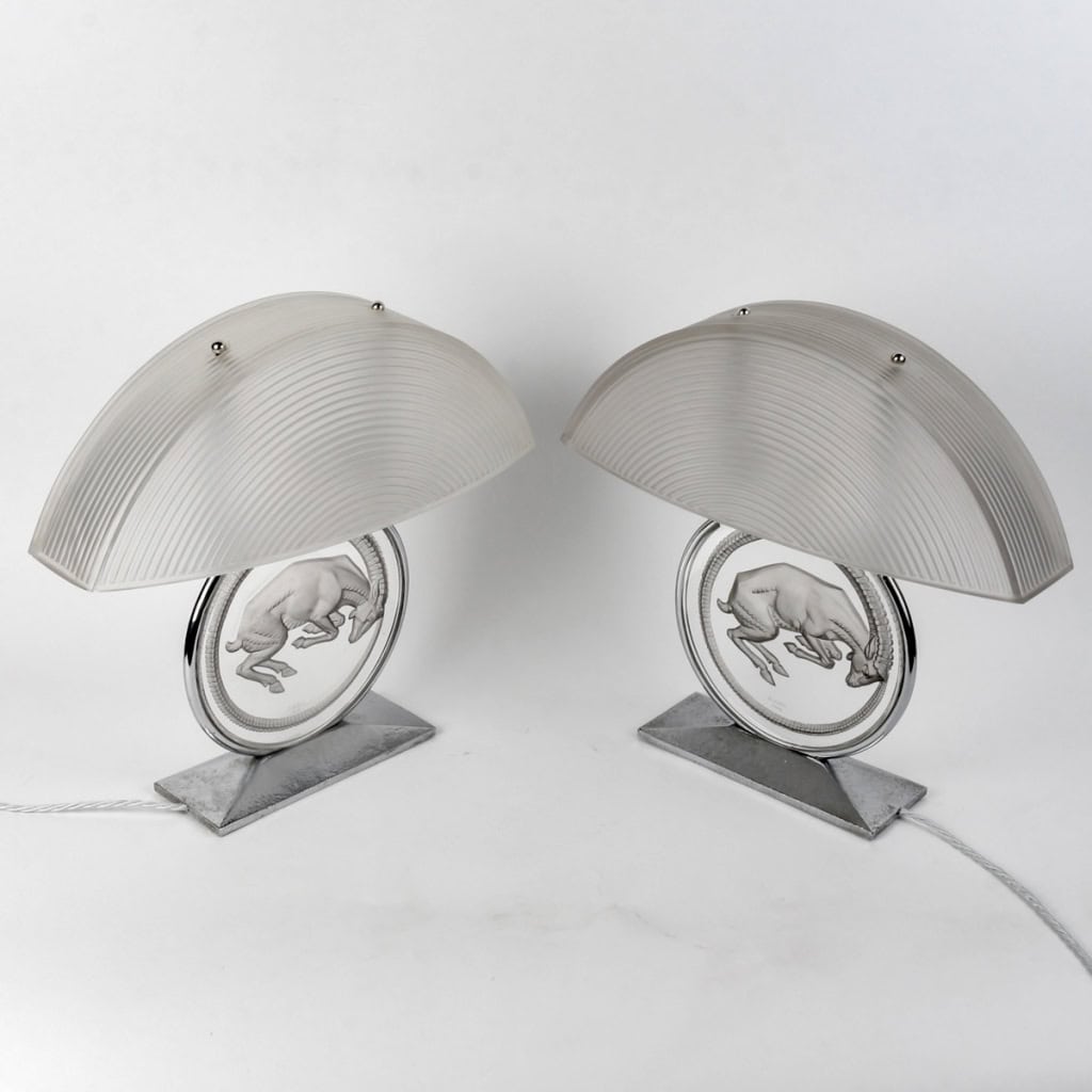 Paire de Lampes « Bélier » verre blanc patiné gris de René LALIQUE | Biron Paire de Lampes "Bélier" verre blanc patiné gris de René LALIQUE