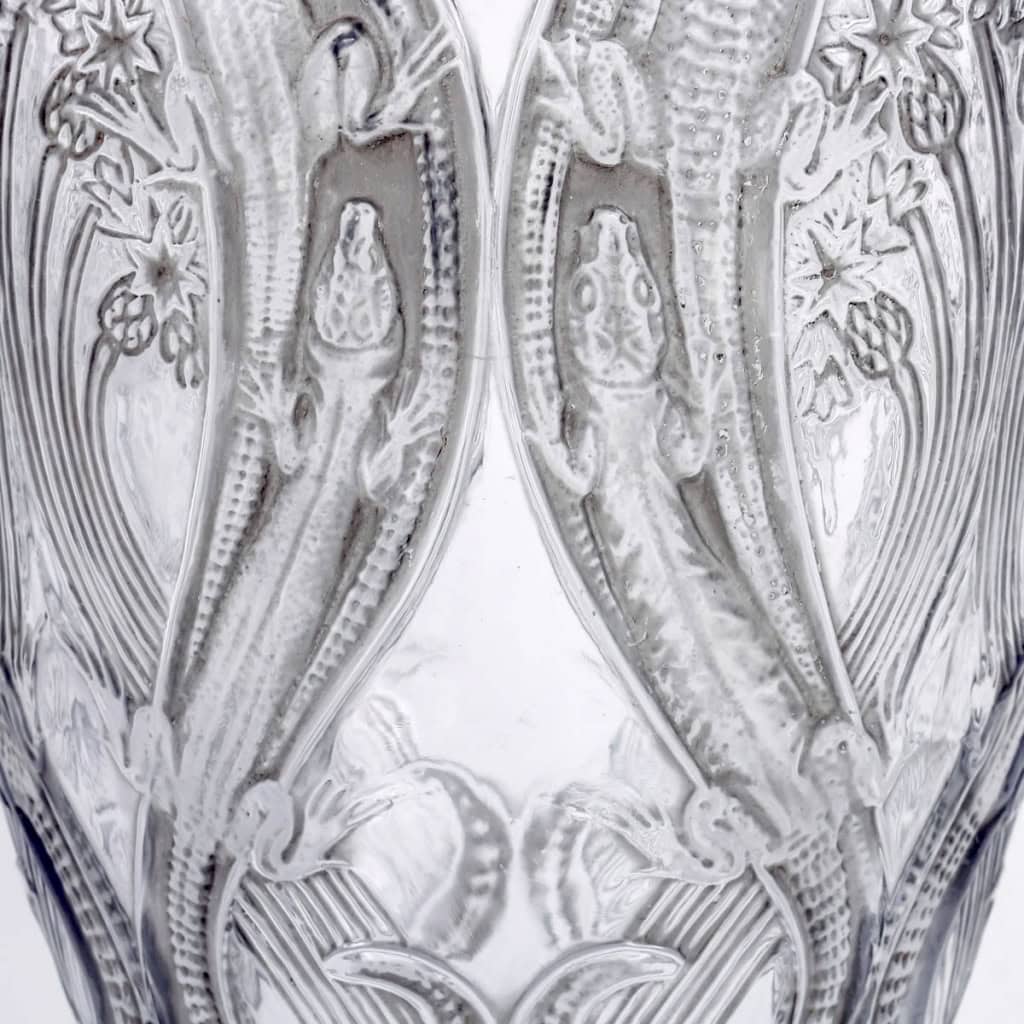 Vase « Lézards et Bluets » verre bleu ciel patiné gris de René LALIQUE | Biron Vase "Lézards et Bluets" verre bleu ciel patiné gris de René LALIQUE