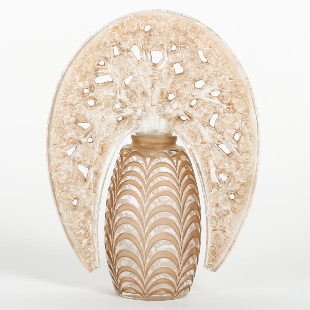 Flacon « Bouchon Fleurs de Pommiers » verre blanc patiné sépia de René LALIQUE | Biron |||||||