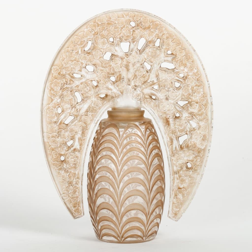 Flacon « Bouchon Fleurs de Pommiers » verre blanc patiné sépia de René LALIQUE | Biron Flacon « Bouchon Fleurs de Pommiers » verre blanc patiné sépia de René LALIQUE