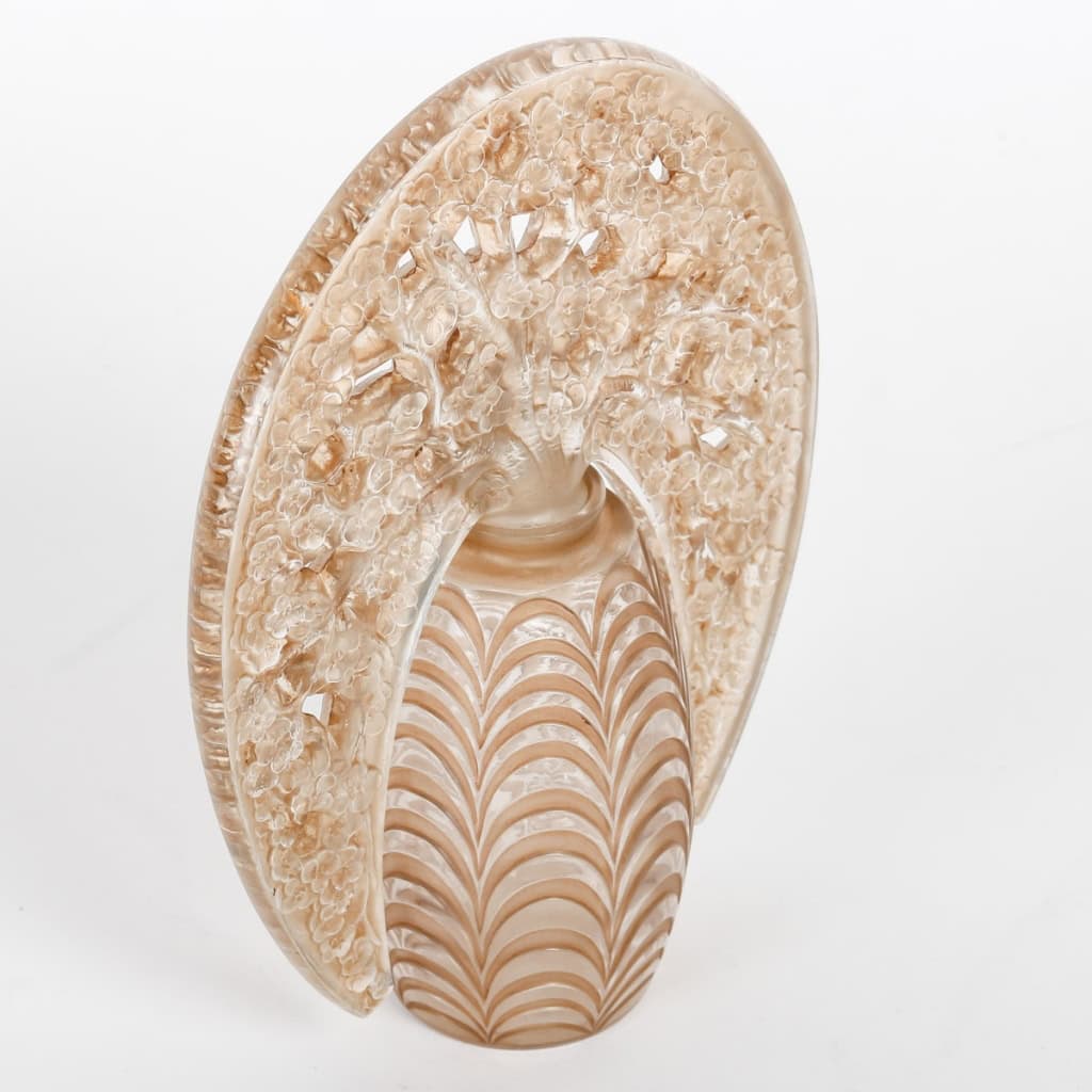 Flacon « Bouchon Fleurs de Pommiers » verre blanc patiné sépia de René LALIQUE | Biron Flacon « Bouchon Fleurs de Pommiers » verre blanc patiné sépia de René LALIQUE