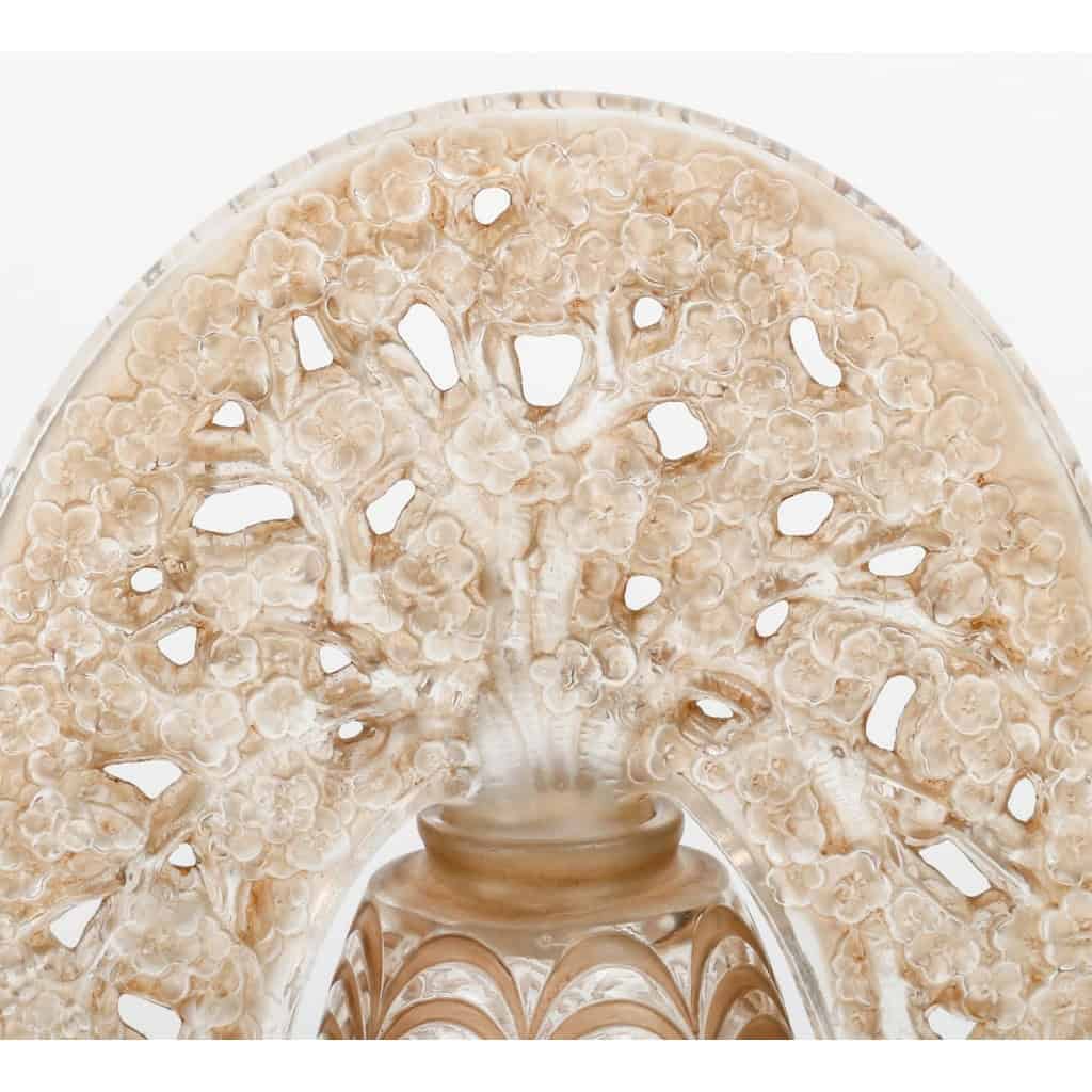 Flacon « Bouchon Fleurs de Pommiers » verre blanc patiné sépia de René LALIQUE | Biron Flacon « Bouchon Fleurs de Pommiers » verre blanc patiné sépia de René LALIQUE