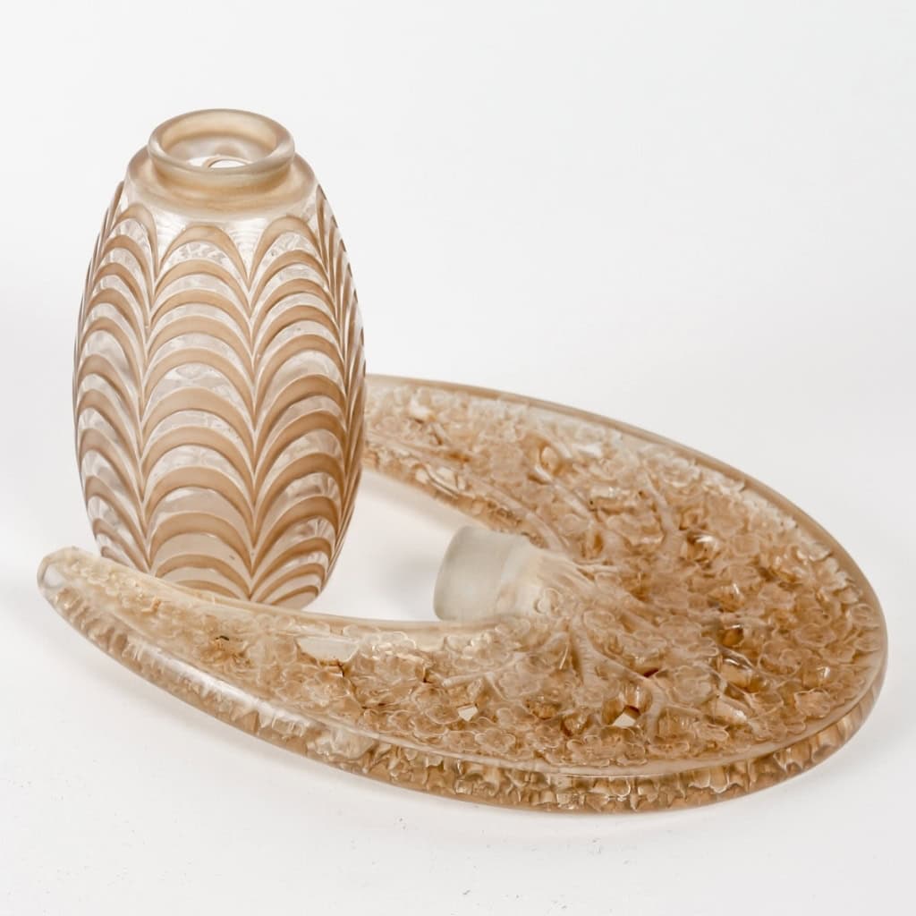 Flacon « Bouchon Fleurs de Pommiers » verre blanc patiné sépia de René LALIQUE | Biron Flacon « Bouchon Fleurs de Pommiers » verre blanc patiné sépia de René LALIQUE