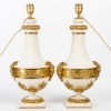 Paire d’urnes en marbre blanc à cannelures et bronze doré montées en lampe d’époque Napoléon III | Biron Paire d'urnes en marbre blanc à cannelures et bronze doré montées en lampe d'époque Napoléon III