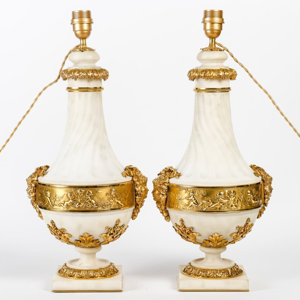 Paire d’urnes en marbre blanc à cannelures et bronze doré montées en lampe d’époque Napoléon III | Biron Paire d'urnes en marbre blanc à cannelures et bronze doré montées en lampe d'époque Napoléon III
