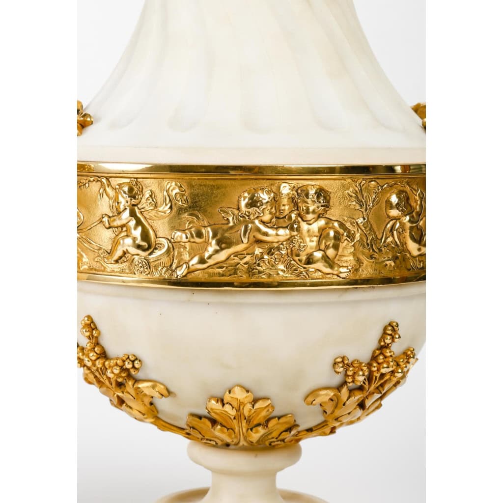 Paire d’urnes en marbre blanc à cannelures et bronze doré montées en lampe d’époque Napoléon III | Biron Paire d'urnes en marbre blanc à cannelures et bronze doré montées en lampe d'époque Napoléon III