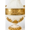Paire d’urnes en marbre blanc à cannelures et bronze doré montées en lampe d’époque Napoléon III | Biron Paire d'urnes en marbre blanc à cannelures et bronze doré montées en lampe d'époque Napoléon III