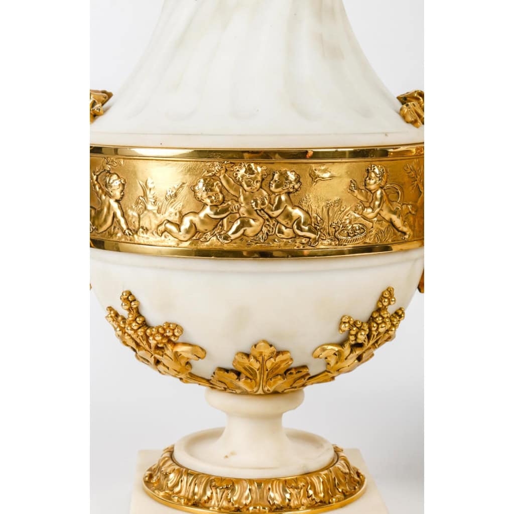 Paire d’urnes en marbre blanc à cannelures et bronze doré montées en lampe d’époque Napoléon III | Biron Paire d'urnes en marbre blanc à cannelures et bronze doré montées en lampe d'époque Napoléon III