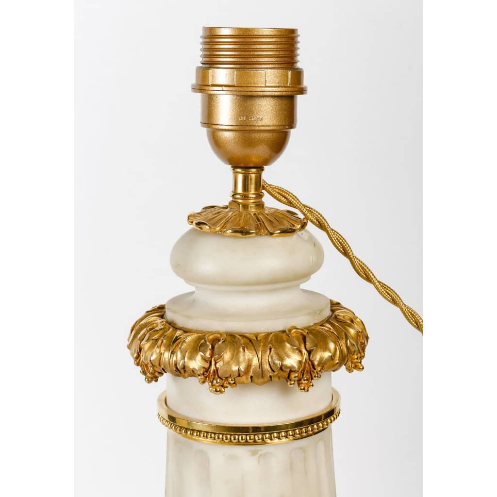 Paire d’urnes en marbre blanc à cannelures et bronze doré montées en lampe d’époque Napoléon III | Biron Paire d'urnes en marbre blanc à cannelures et bronze doré montées en lampe d'époque Napoléon III