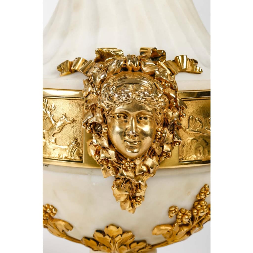 Paire d’urnes en marbre blanc à cannelures et bronze doré montées en lampe d’époque Napoléon III | Biron Paire d'urnes en marbre blanc à cannelures et bronze doré montées en lampe d'époque Napoléon III