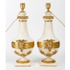 Paire d’urnes en marbre blanc à cannelures et bronze doré montées en lampe d’époque Napoléon III | Biron Paire d'urnes en marbre blanc à cannelures et bronze doré montées en lampe d'époque Napoléon III