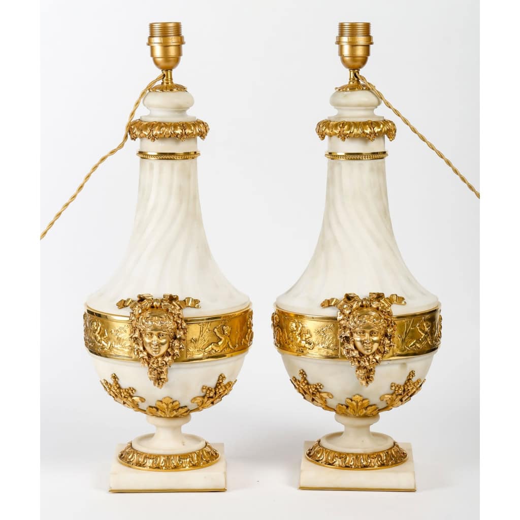 Paire d’urnes en marbre blanc à cannelures et bronze doré montées en lampe d’époque Napoléon III | Biron Paire d'urnes en marbre blanc à cannelures et bronze doré montées en lampe d'époque Napoléon III