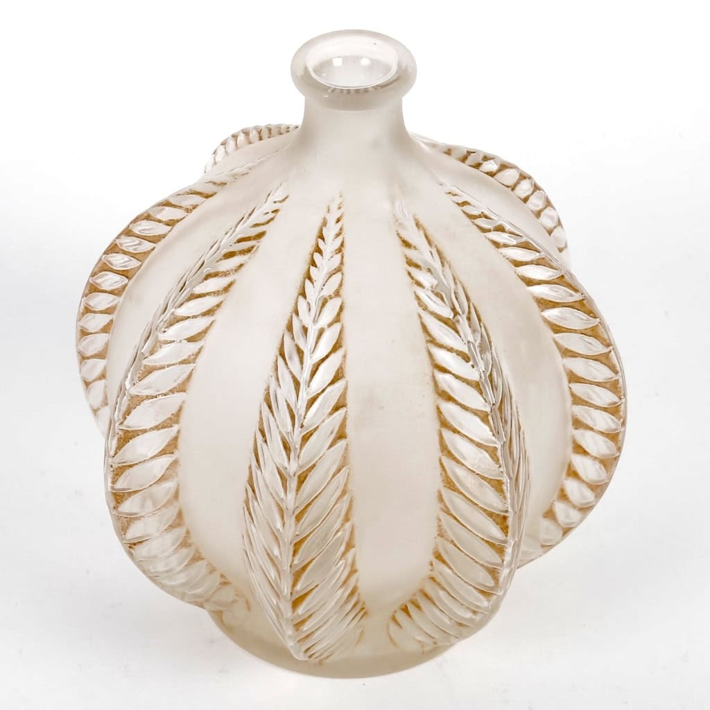 Vase « Malines » verre blanc patiné sépia de René LALIQUE | Biron Vase "Malines" verre blanc patiné sépia de René LALIQUE