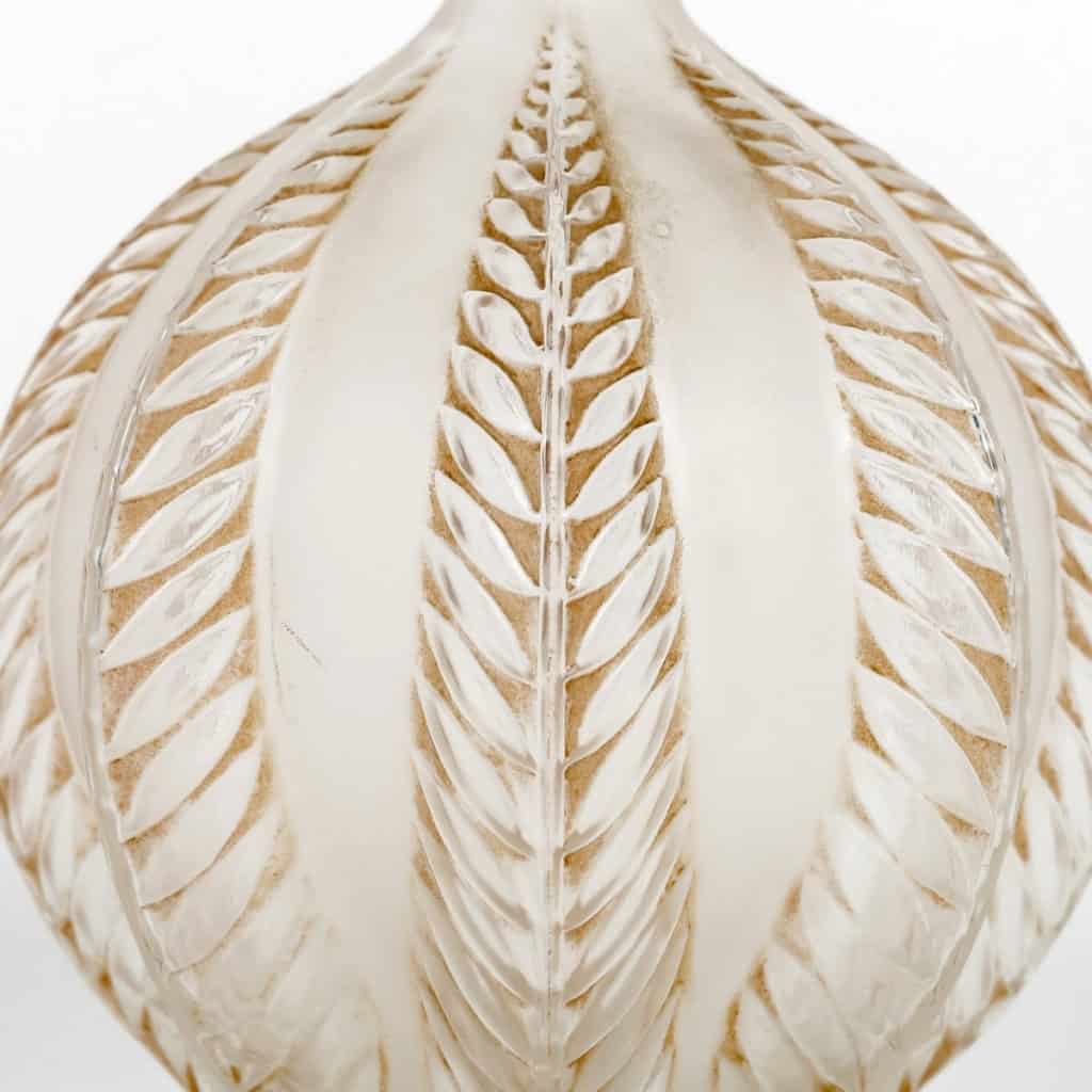 Vase « Malines » verre blanc patiné sépia de René LALIQUE | Biron Vase "Malines" verre blanc patiné sépia de René LALIQUE