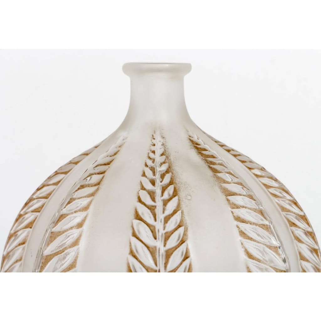 Vase « Malines » verre blanc patiné sépia de René LALIQUE | Biron Vase "Malines" verre blanc patiné sépia de René LALIQUE