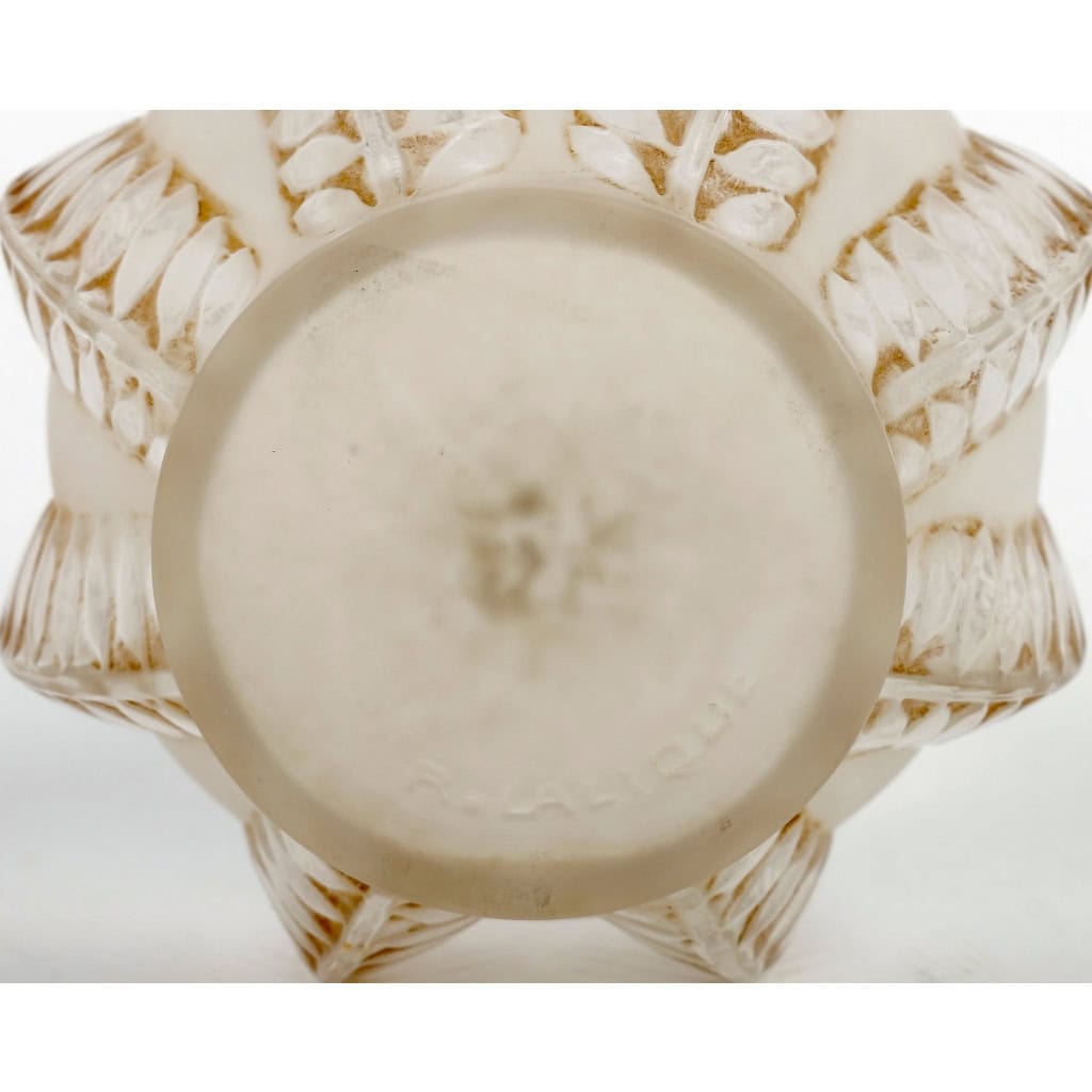Vase « Malines » verre blanc patiné sépia de René LALIQUE | Biron Vase "Malines" verre blanc patiné sépia de René LALIQUE