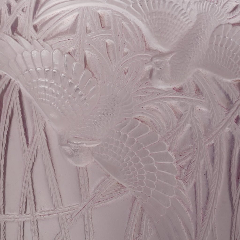 Vase « Aigrettes » verre améthyste de René LALIQUE | Biron Vase "Aigrettes" verre améthyste de René LALIQUE