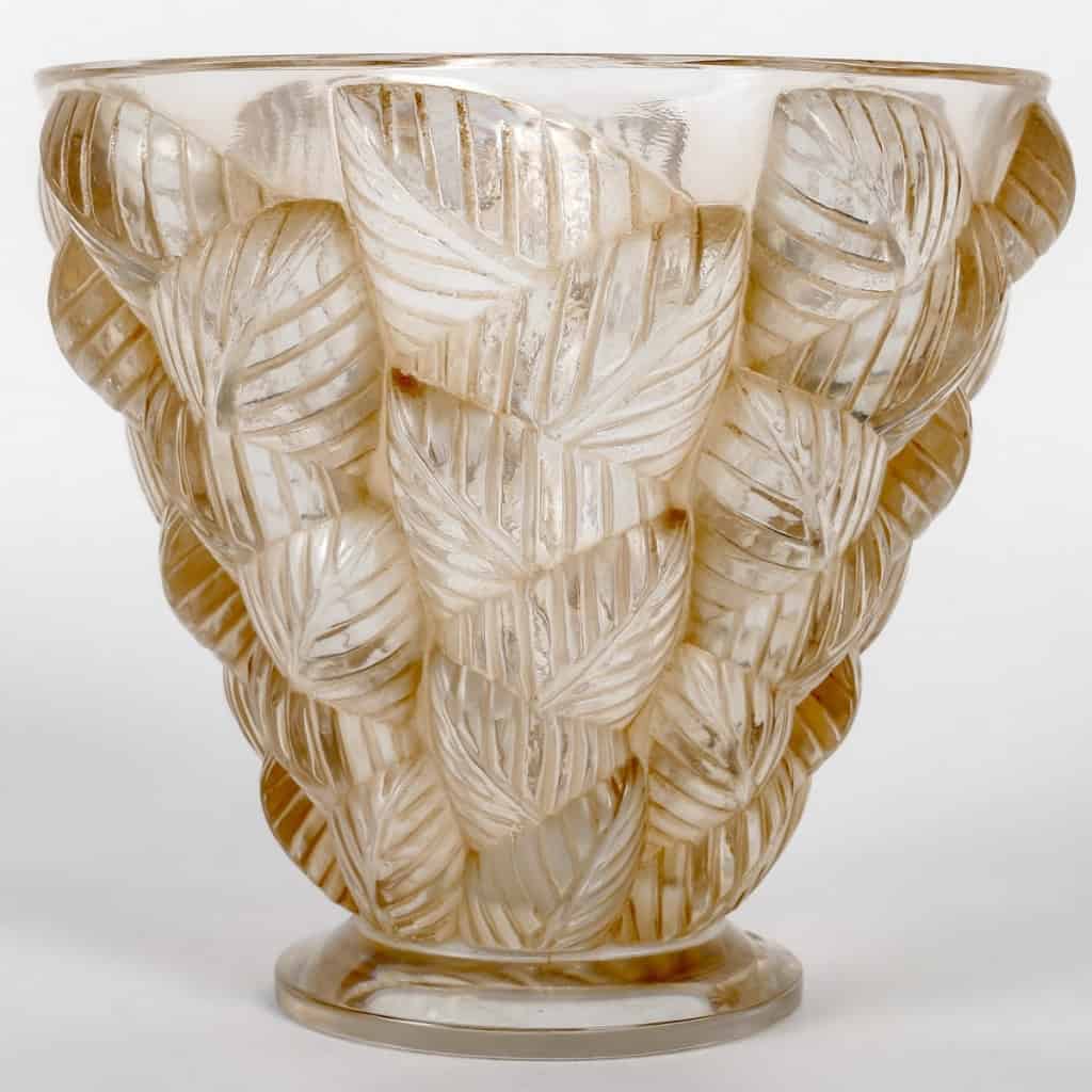 Vase « Moissac » verre blanc patiné sépia de Marc LALIQUE | Biron |||||||