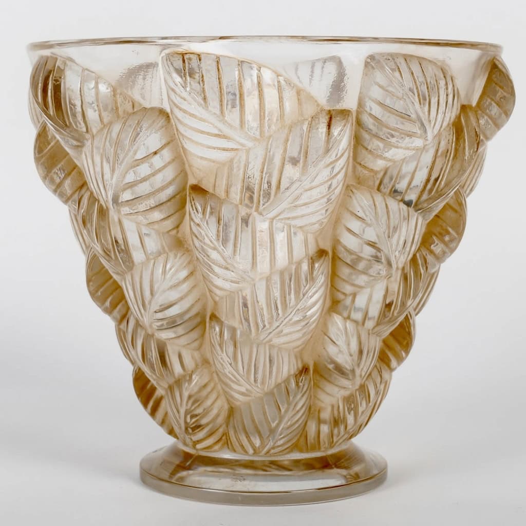 Vase « Moissac » verre blanc patiné sépia de Marc LALIQUE | Biron Vase "Moissac" verre blanc patiné sépia de Marc LALIQUE