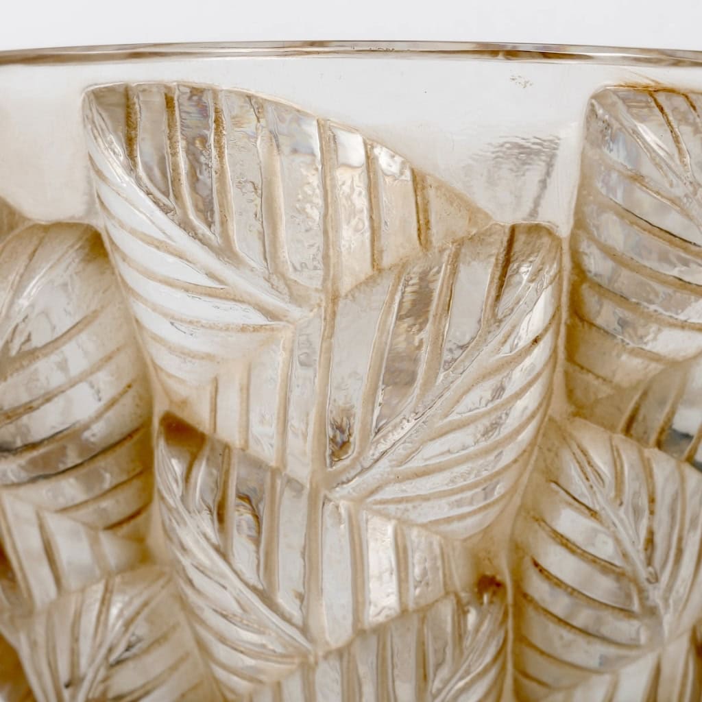 Vase « Moissac » verre blanc patiné sépia de Marc LALIQUE | Biron Vase "Moissac" verre blanc patiné sépia de Marc LALIQUE