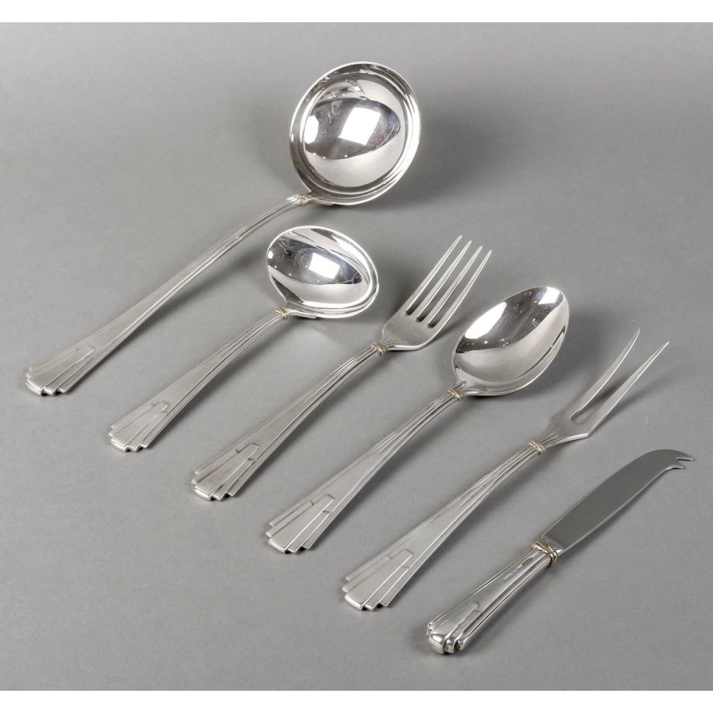 Ménagère « La Maison de Louis Cartier » argent massif pour 18 personnes de CARTIER – 251 pièces | Biron Ménagère « La Maison de Louis Cartier » argent massif pour 18 personnes de CARTIER - 251 pièces