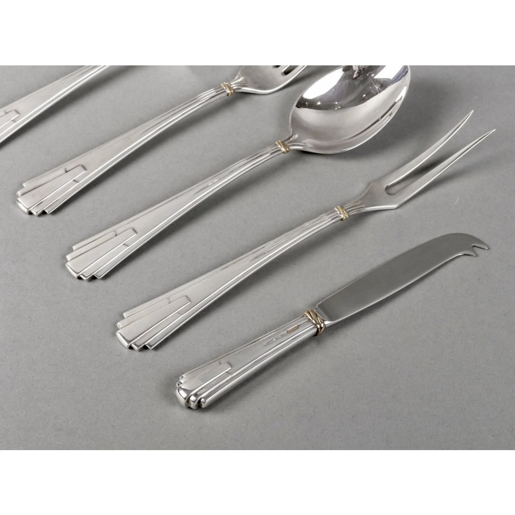 Ménagère « La Maison de Louis Cartier » argent massif pour 18 personnes de CARTIER – 251 pièces | Biron Ménagère « La Maison de Louis Cartier » argent massif pour 18 personnes de CARTIER - 251 pièces