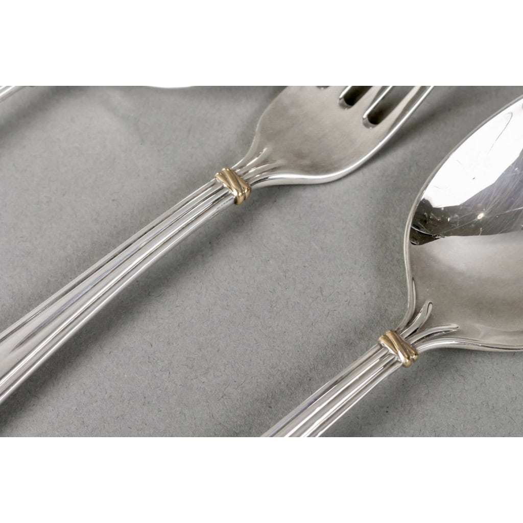 Ménagère « La Maison de Louis Cartier » argent massif pour 18 personnes de CARTIER – 251 pièces | Biron Ménagère « La Maison de Louis Cartier » argent massif pour 18 personnes de CARTIER - 251 pièces