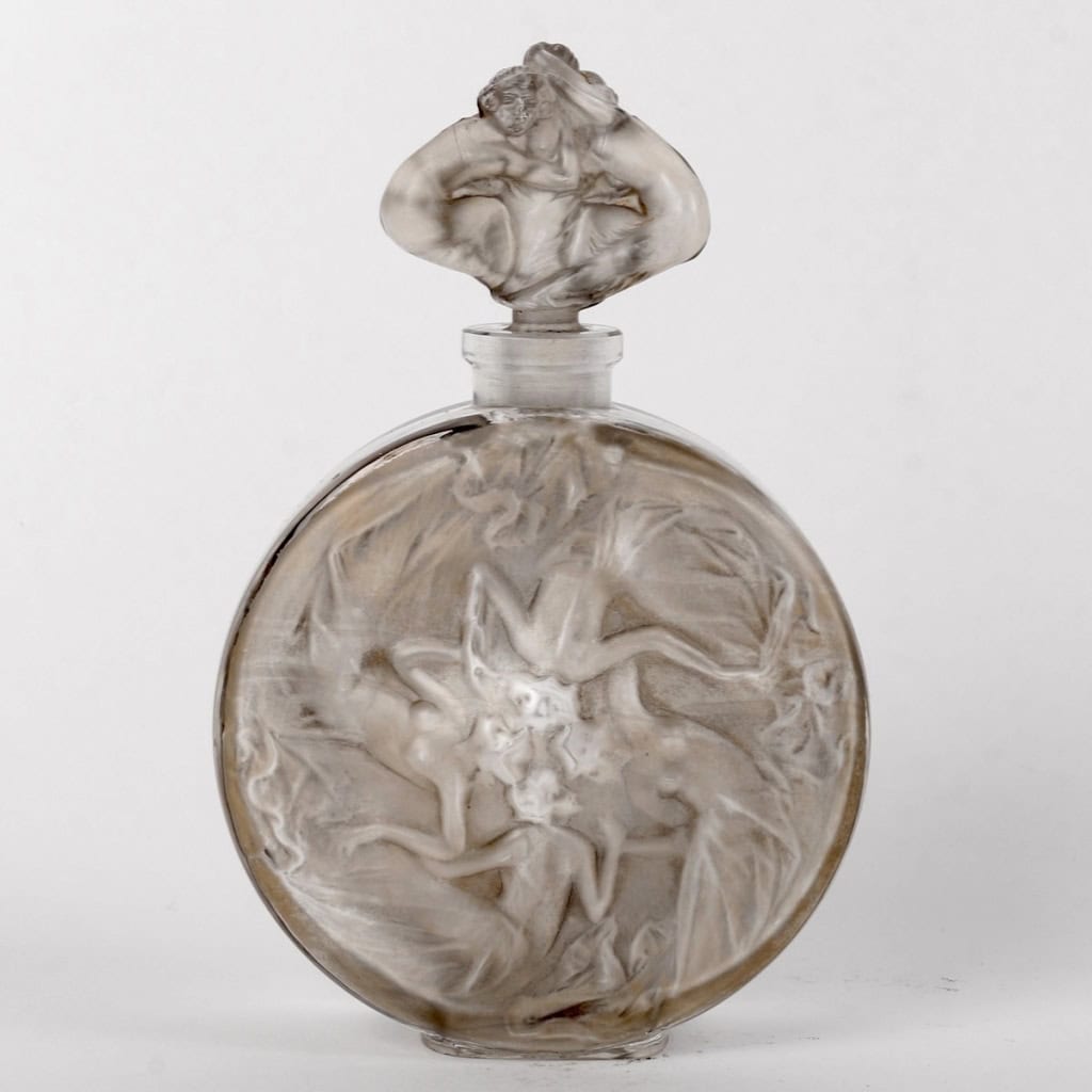 Flacon « Rosace Figurines » verre blanc patiné gris de René LALIQUE | Biron Flacon « Rosace Figurines » verre blanc patiné gris de René LALIQUE