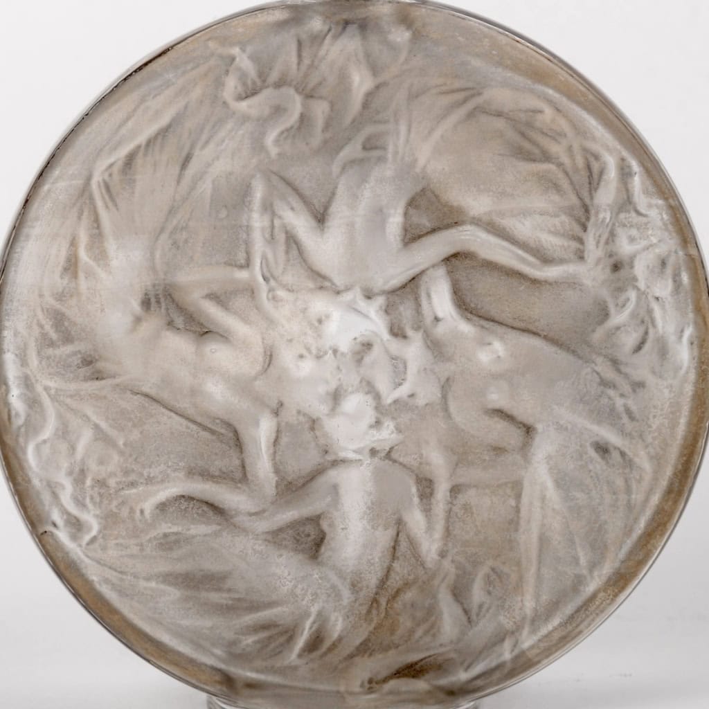 Flacon « Rosace Figurines » verre blanc patiné gris de René LALIQUE | Biron Flacon « Rosace Figurines » verre blanc patiné gris de René LALIQUE