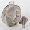 Flacon « Rosace Figurines » verre blanc patiné gris de René LALIQUE | Biron Flacon « Rosace Figurines » verre blanc patiné gris de René LALIQUE