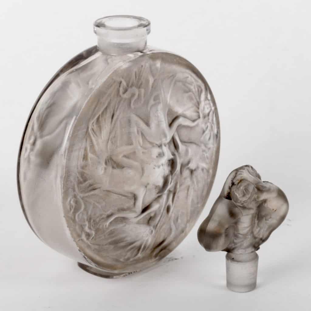 Flacon « Rosace Figurines » verre blanc patiné gris de René LALIQUE | Biron Flacon « Rosace Figurines » verre blanc patiné gris de René LALIQUE