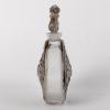 Flacon « Rosace Figurines » verre blanc patiné gris de René LALIQUE | Biron Flacon « Rosace Figurines » verre blanc patiné gris de René LALIQUE