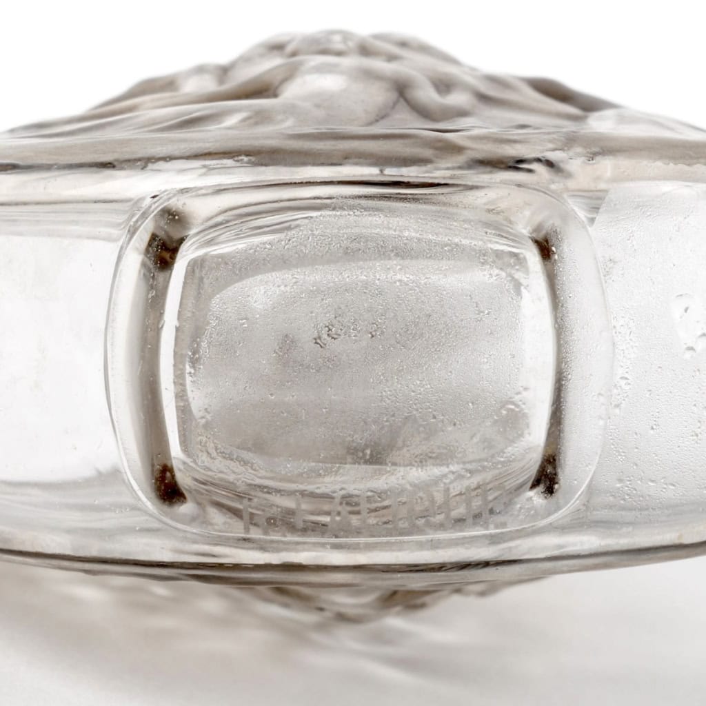 Flacon « Rosace Figurines » verre blanc patiné gris de René LALIQUE | Biron Flacon « Rosace Figurines » verre blanc patiné gris de René LALIQUE