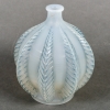 Vase « Malines » verre opalescent double couche patiné bleu de René LALIQUE | Biron Vase "Malines" verre opalescent double couche patiné bleu de René LALIQUE