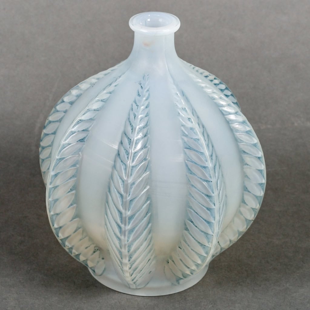 Vase « Malines » verre opalescent double couche patiné bleu de René LALIQUE | Biron Vase "Malines" verre opalescent double couche patiné bleu de René LALIQUE