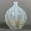 Vase « Malines » verre opalescent double couche patiné bleu de René LALIQUE | Biron Vase "Malines" verre opalescent double couche patiné bleu de René LALIQUE