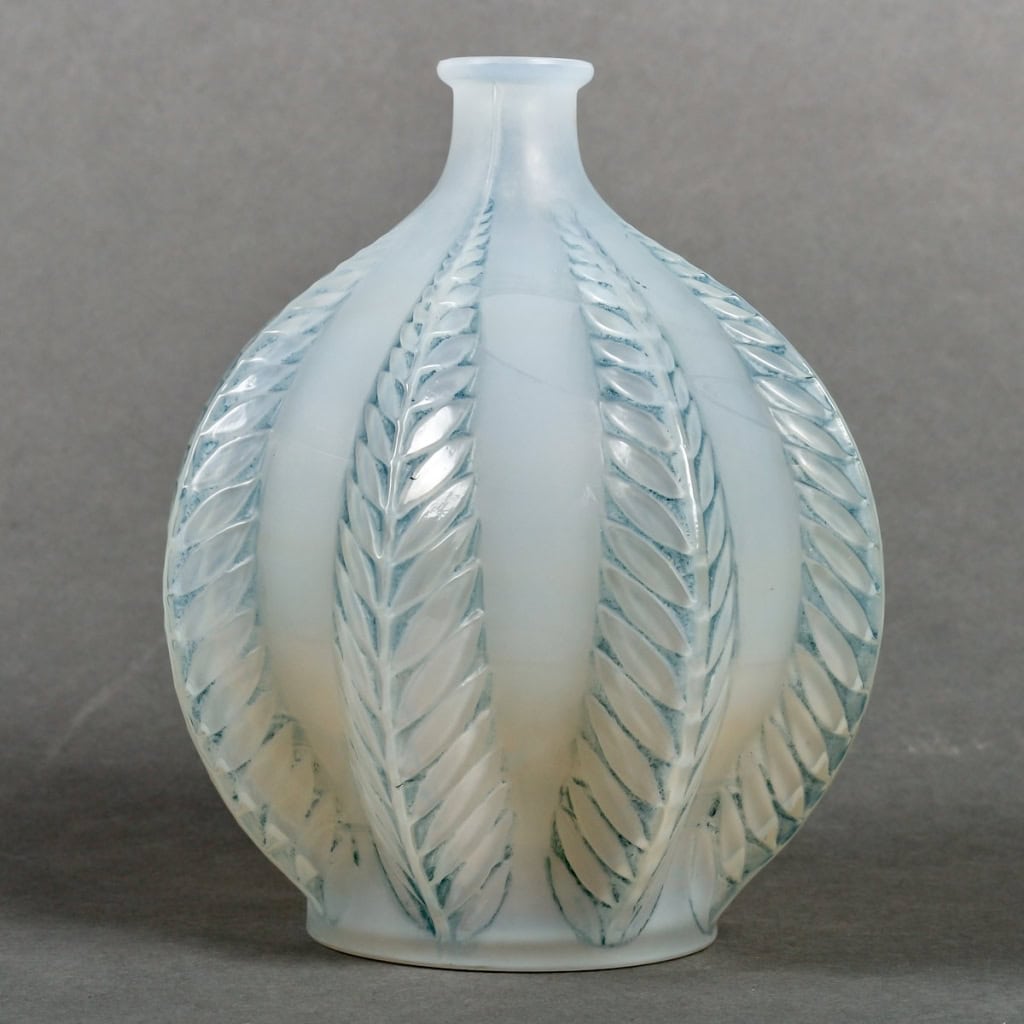 Vase « Malines » verre opalescent double couche patiné bleu de René LALIQUE | Biron Vase "Malines" verre opalescent double couche patiné bleu de René LALIQUE