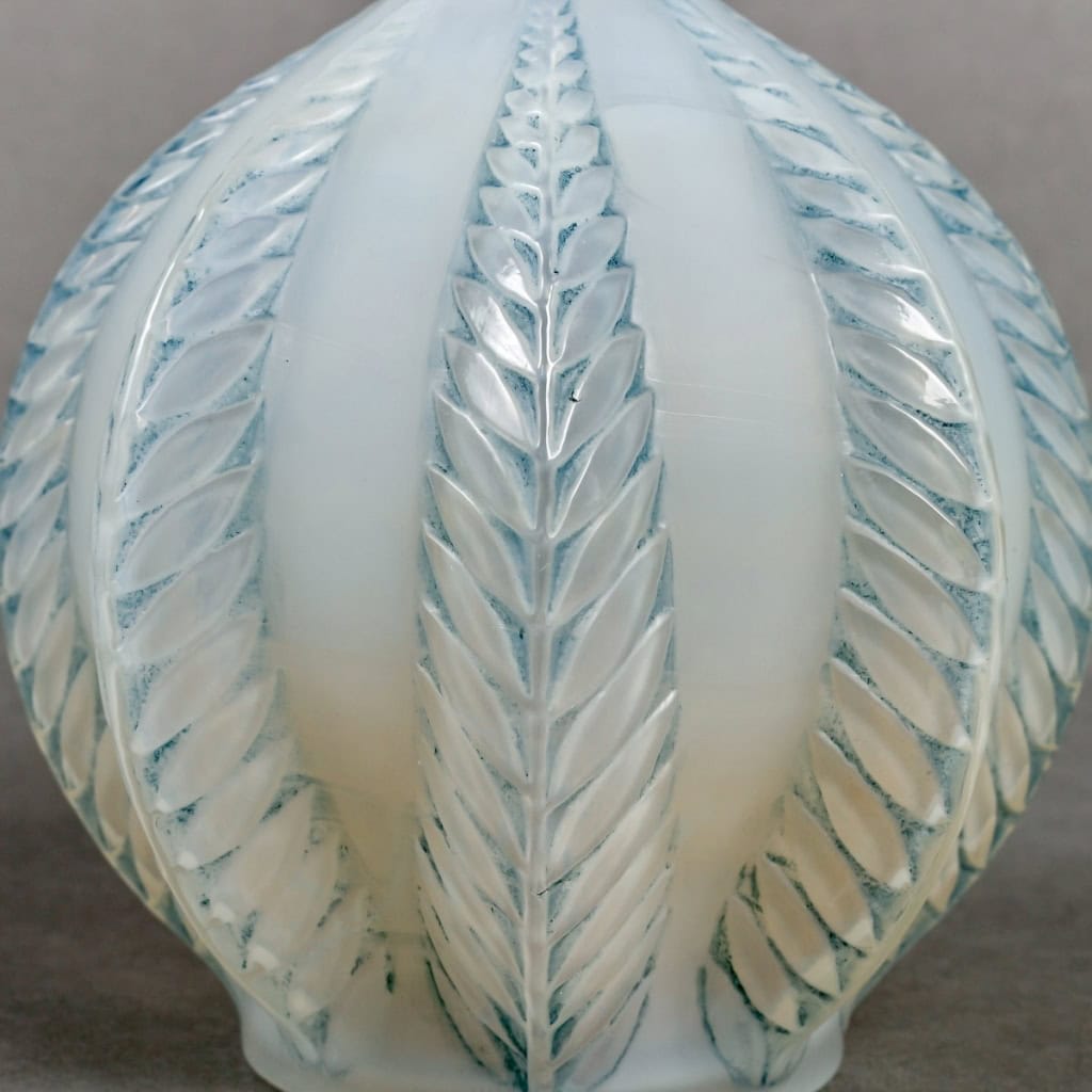 Vase « Malines » verre opalescent double couche patiné bleu de René LALIQUE | Biron Vase "Malines" verre opalescent double couche patiné bleu de René LALIQUE
