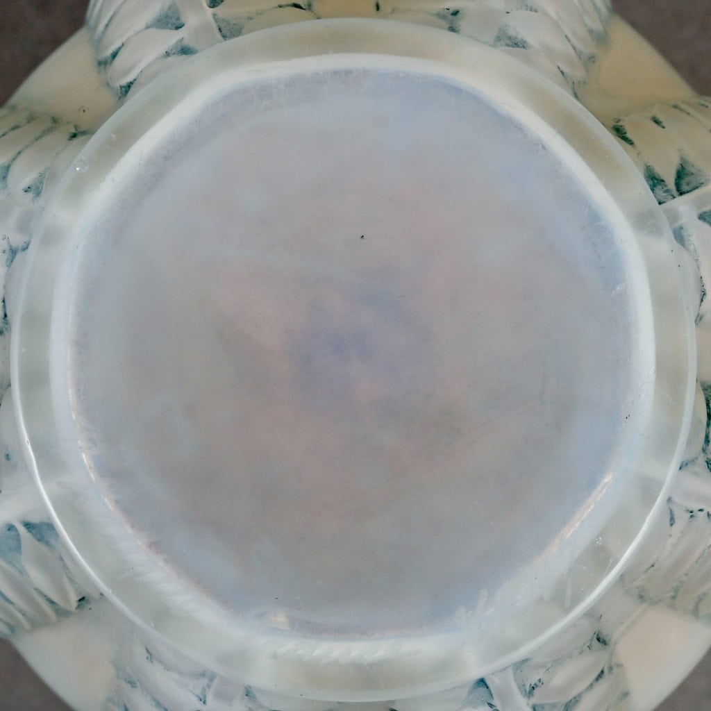Vase « Malines » verre opalescent double couche patiné bleu de René LALIQUE | Biron Vase "Malines" verre opalescent double couche patiné bleu de René LALIQUE