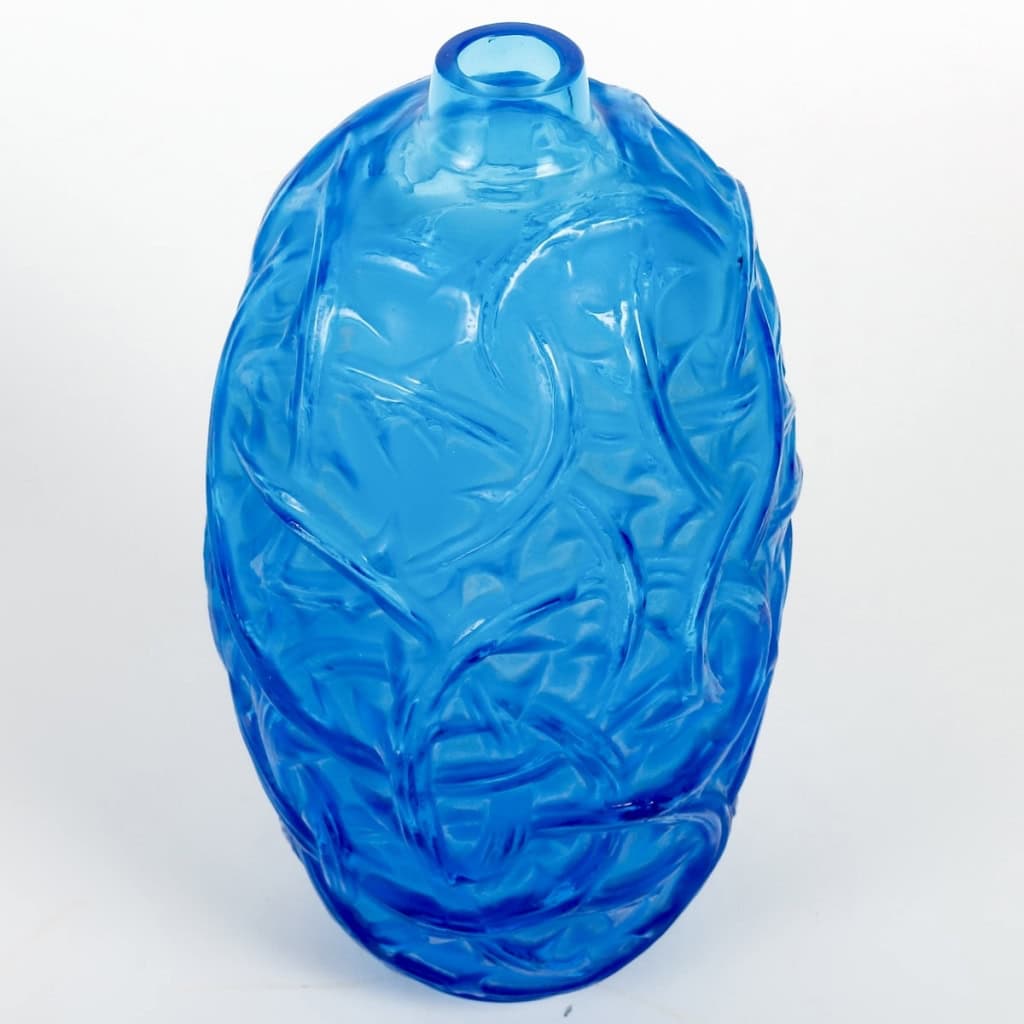 Vase « Ronces » verre bleu électrique patiné blanc de René LALIQUE | Biron Vase "Ronces" verre bleu électrique patiné blanc de René LALIQUE