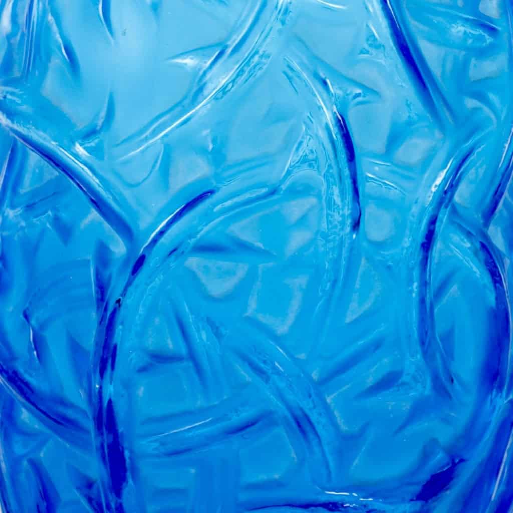 Vase « Ronces » verre bleu électrique patiné blanc de René LALIQUE | Biron Vase "Ronces" verre bleu électrique patiné blanc de René LALIQUE